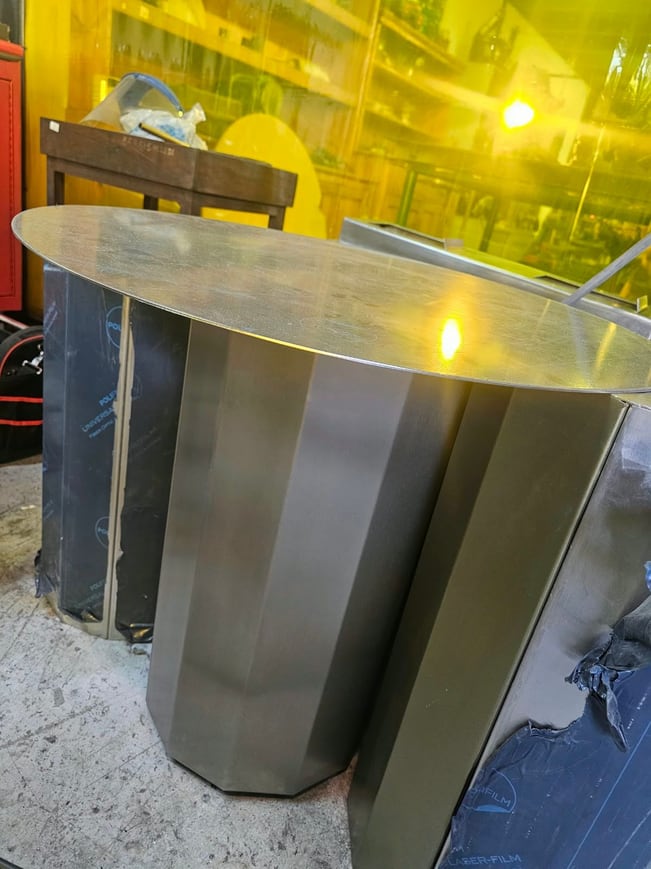 Faceted pedestal table
